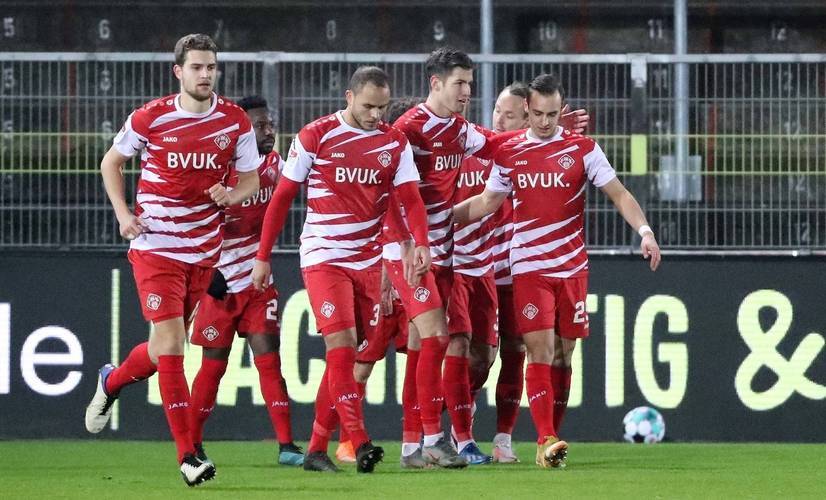 包含汉堡球队大胜，展现强劲进攻火力的词条