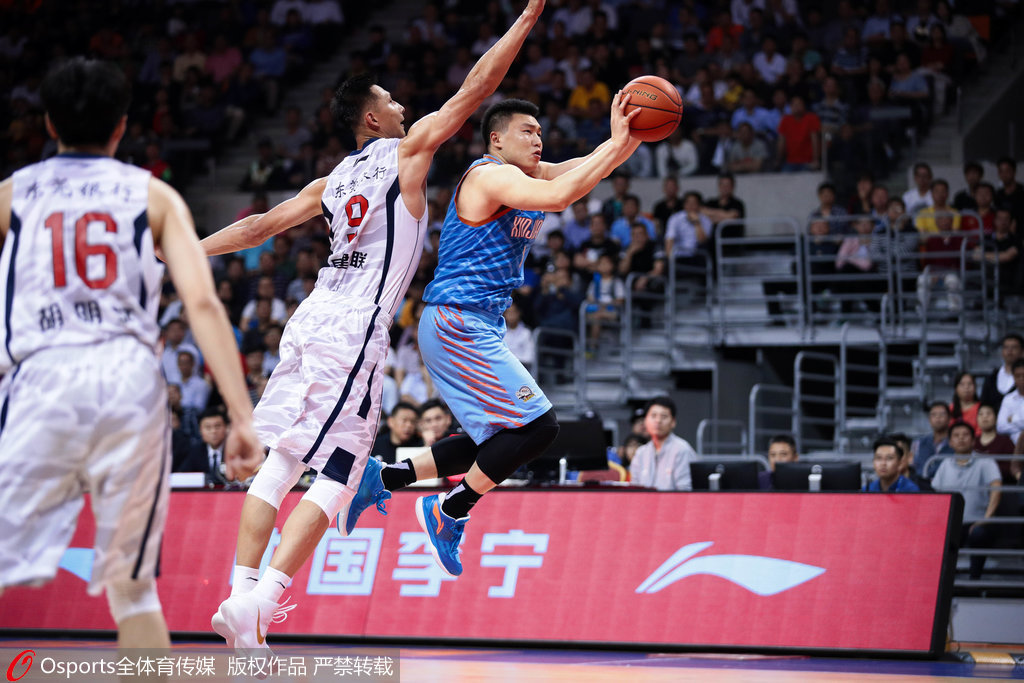 九游娱乐官方网站-非洲篮球比赛场面激烈,卫冕冠军遭遇困难