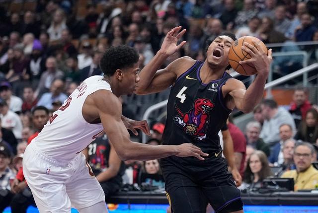 非洲篮球比赛场面激烈，卫冕冠军遭遇困难