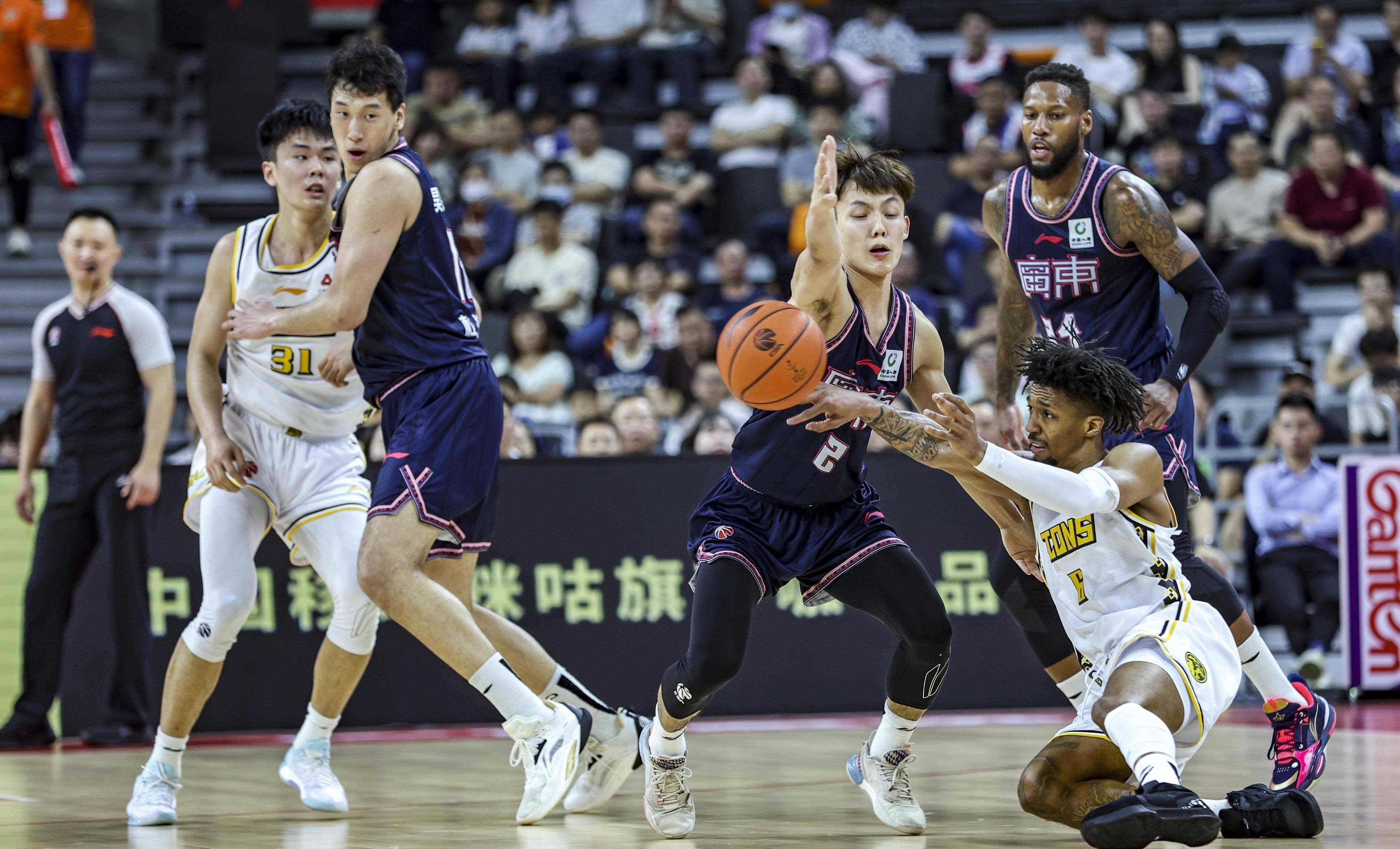 深圳男篮客场大胜广厦队，迎来连胜