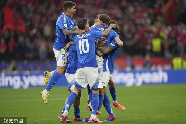 九游体育官方入口-意大利足球赛事中球员突破破门