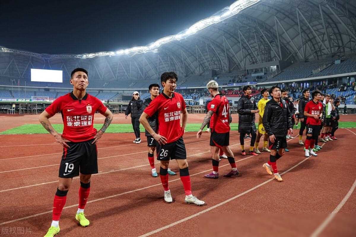 9you娱乐-球队备战关键比赛，教练组织战术演练