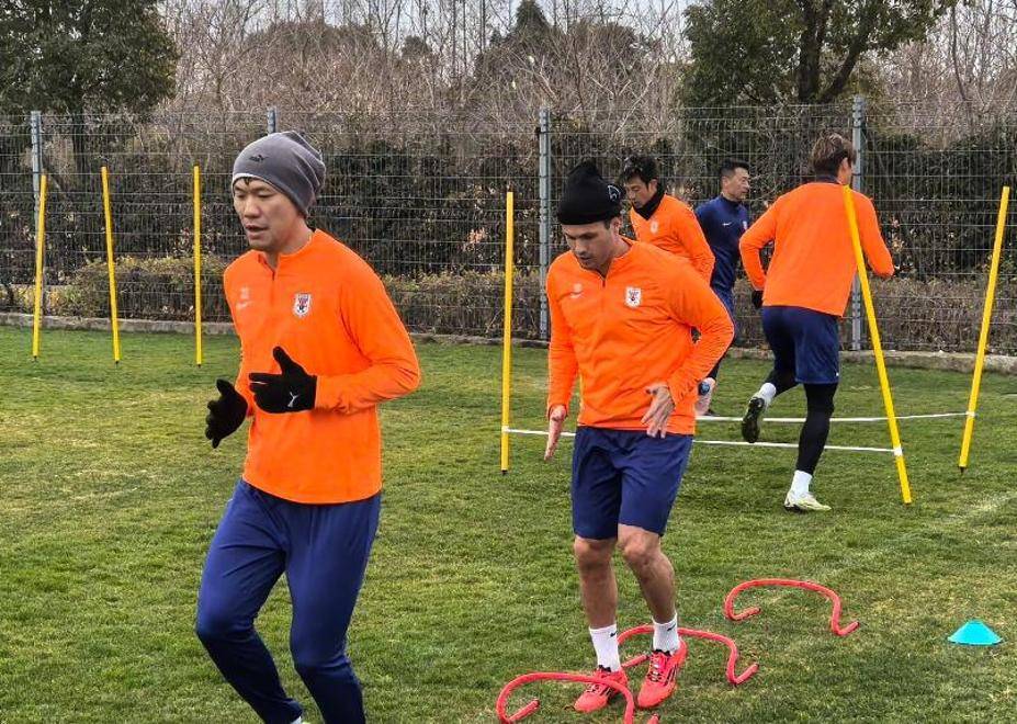 球队备战关键比赛，教练组织战术演练