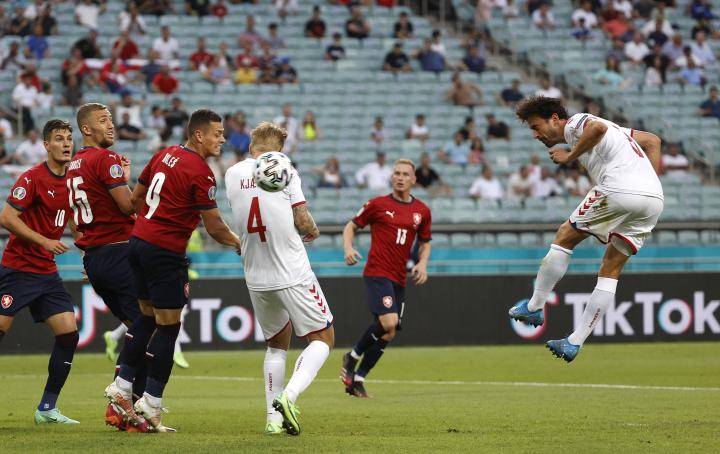 九游APP-足球联赛备受球迷瞩目，赛场氛围火爆的简单介绍