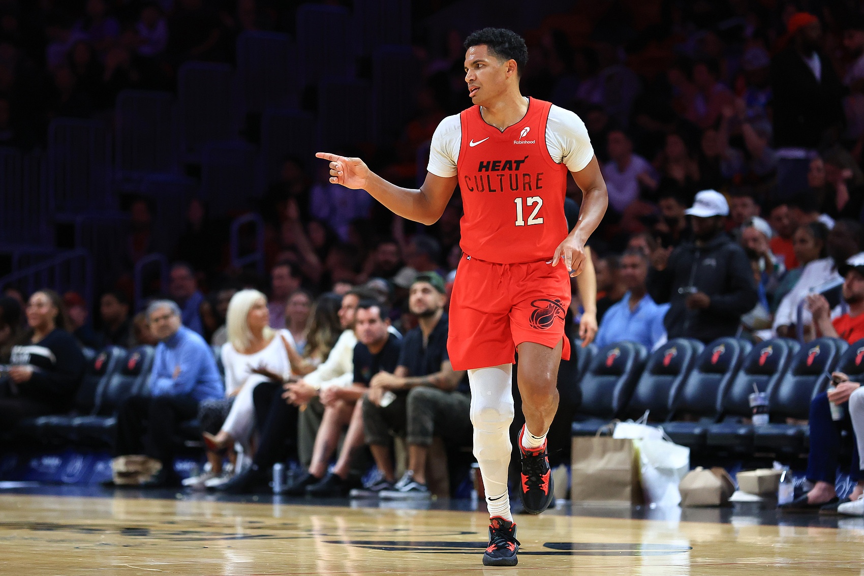 九游娱乐入口-小牛客场险胜热火，唐斯关键时刻发威