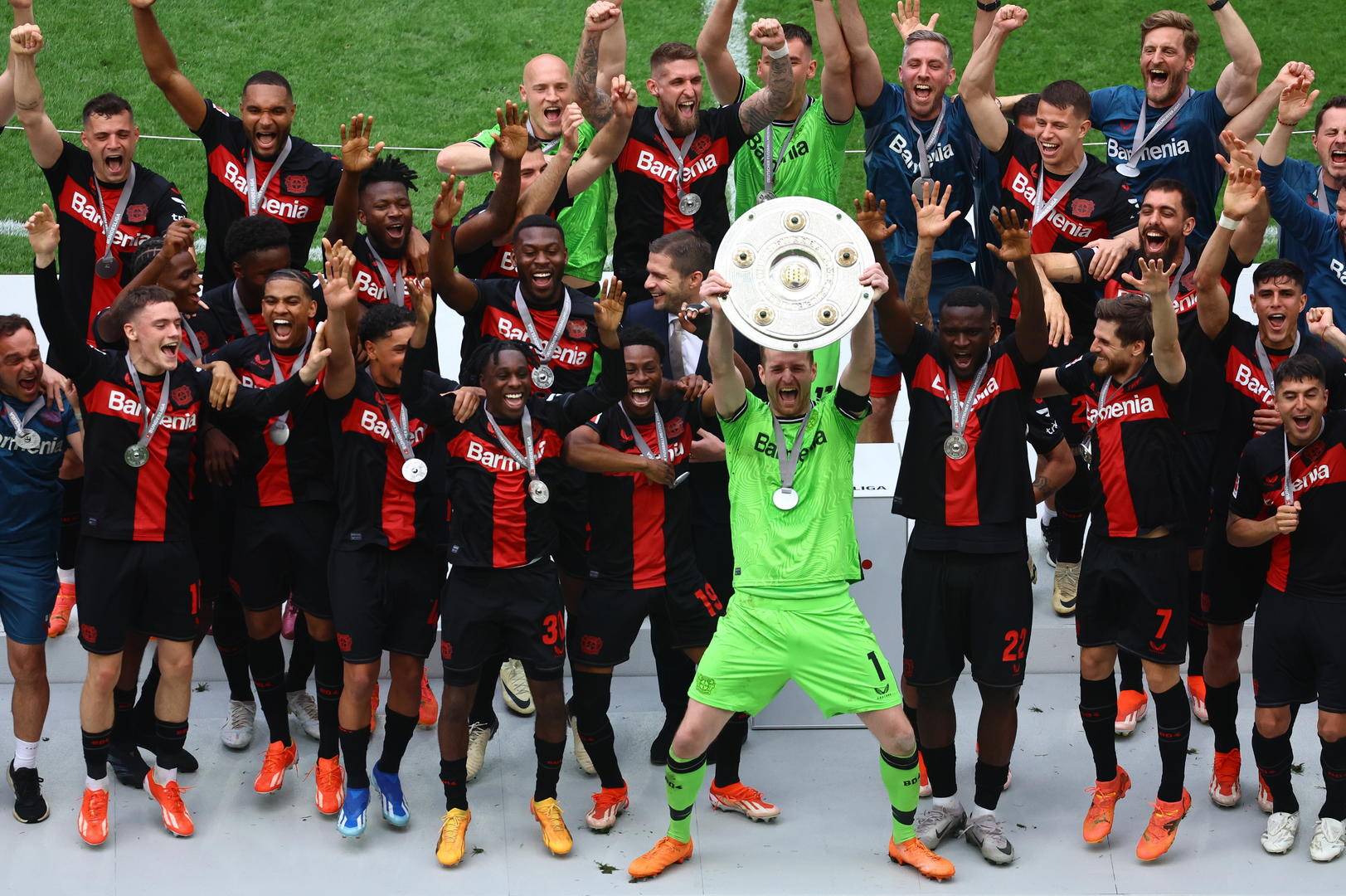 包含沃尔夫斯堡客场收获平局，保持不败势头的词条