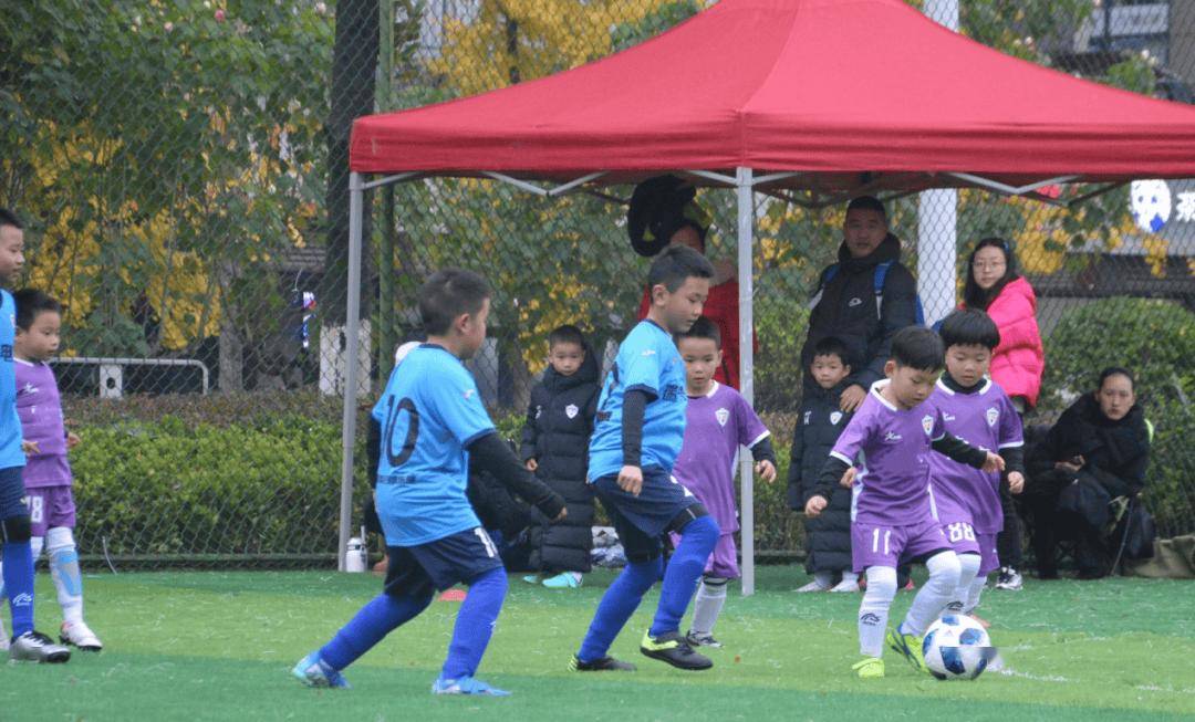 九游娱乐官方-足球比赛现场球员展现出团队精神