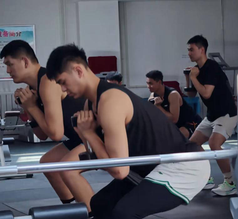 球员在训练中展现实力，备受称赞