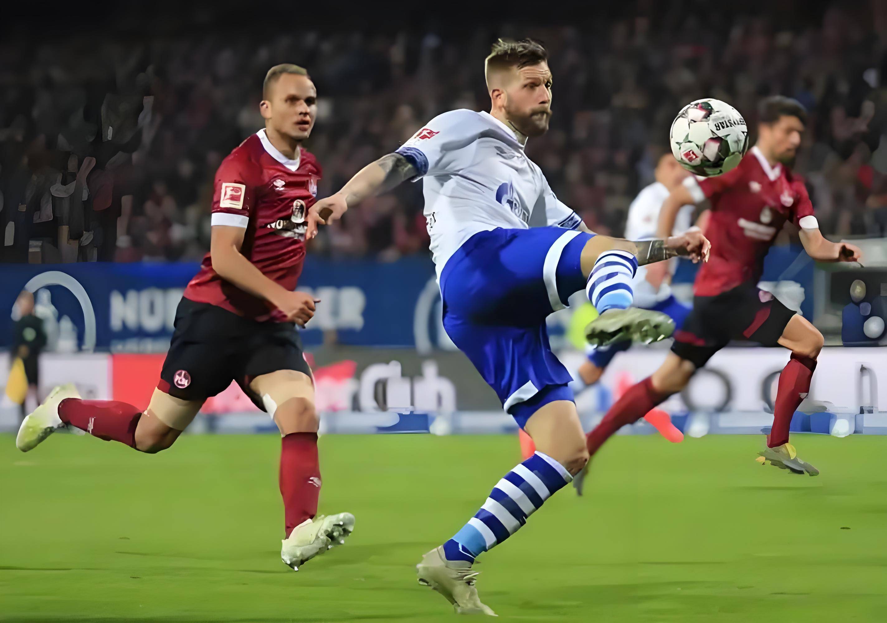 九游体育官方入口-沙尔克球员集体训练，备战下一轮比赛的简单介绍