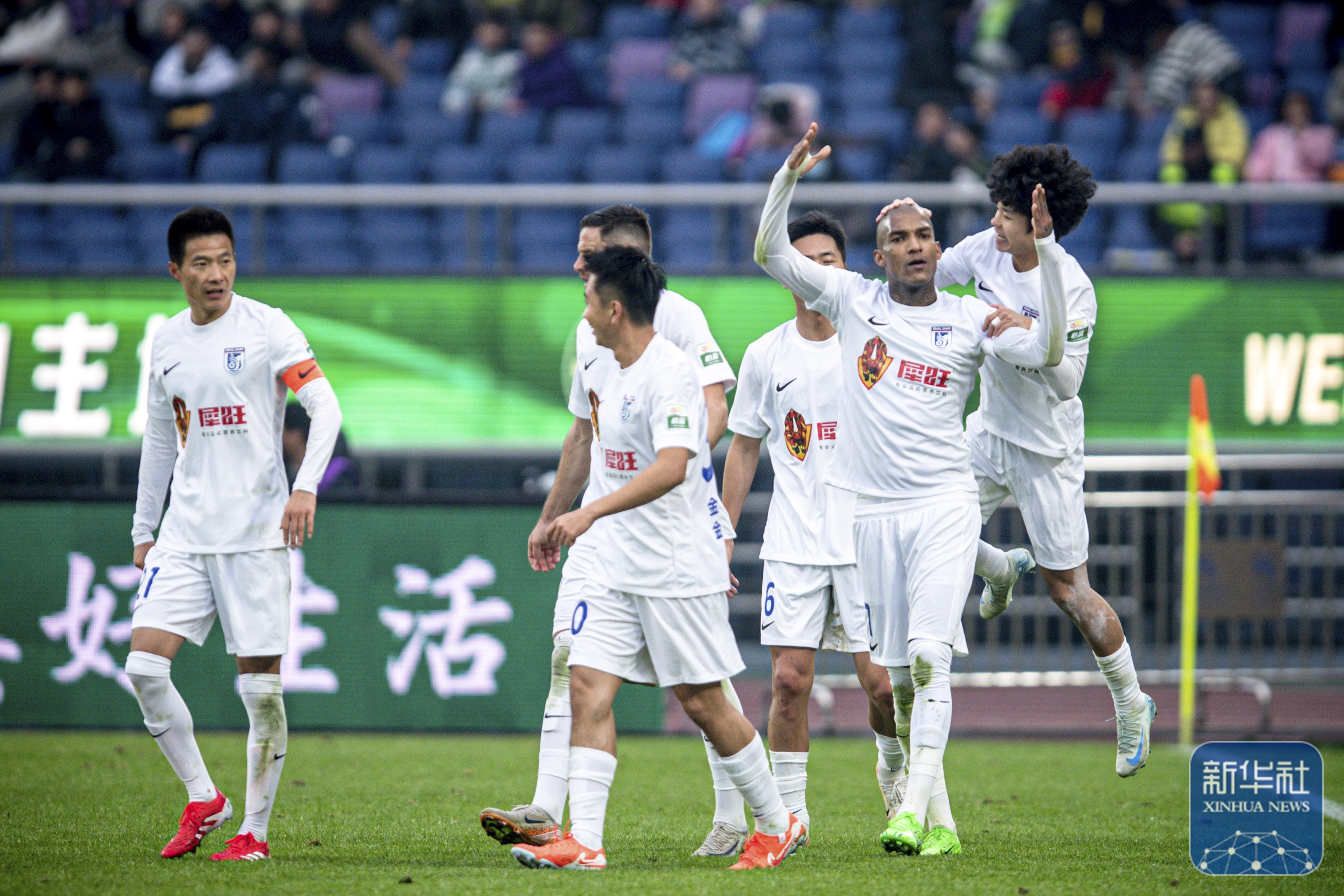 中国足球联赛热火朝天，球队拼搏进取