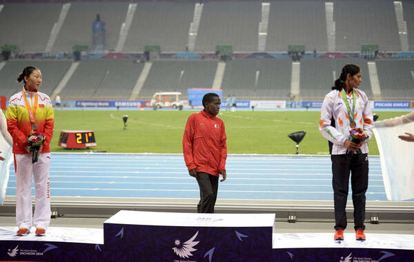 新西兰女子拳击选手技压群芳登上领奖台的简单介绍