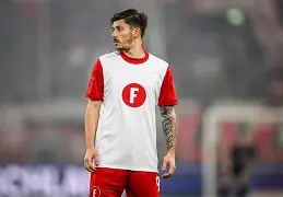 杜塞尔多夫球员龙哲基抢点得分