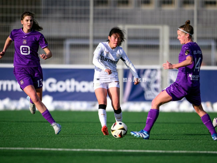 德国女足球员操练技巧赛