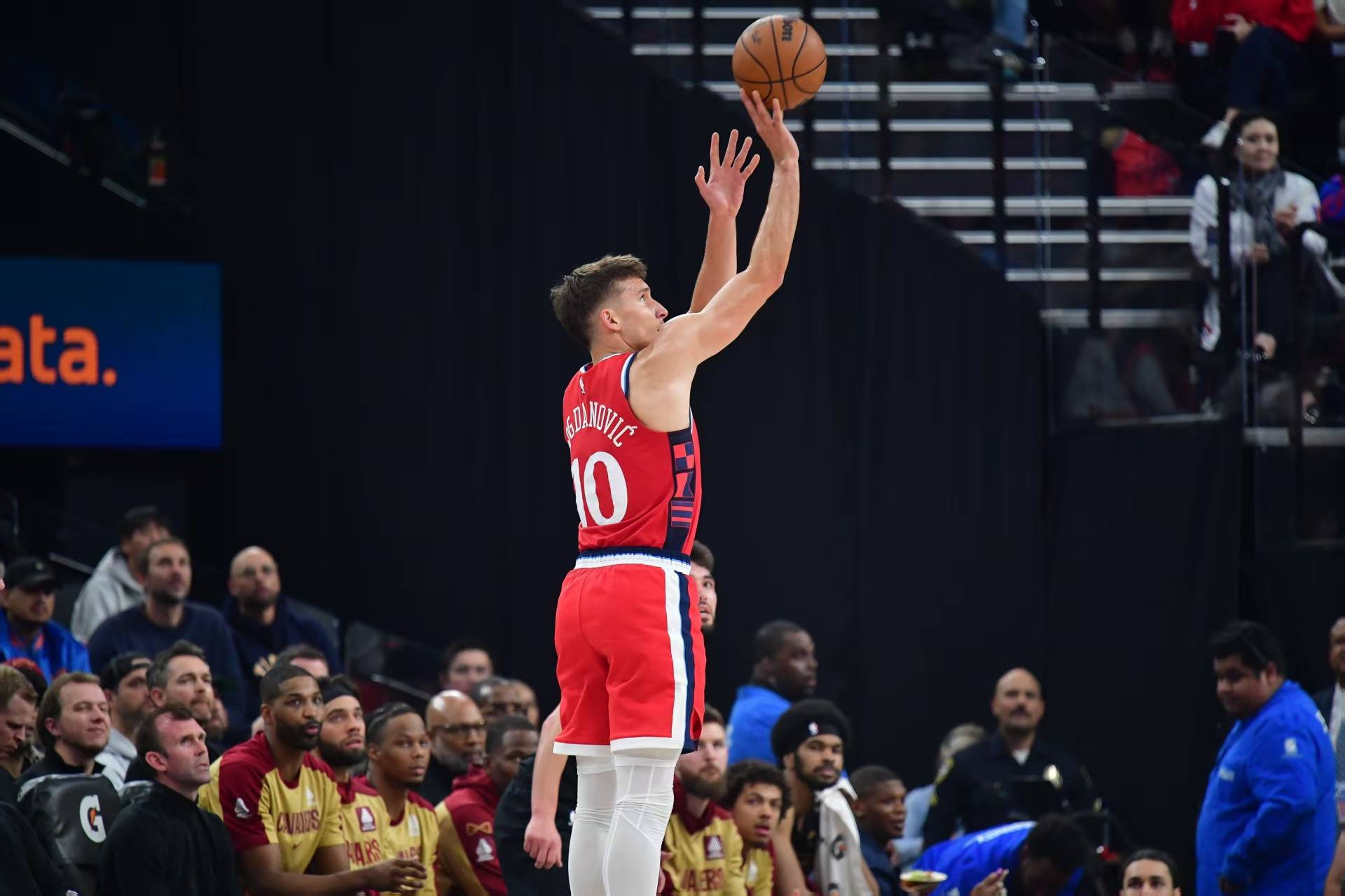 快船内线发力，控制局势稳固小胜对手