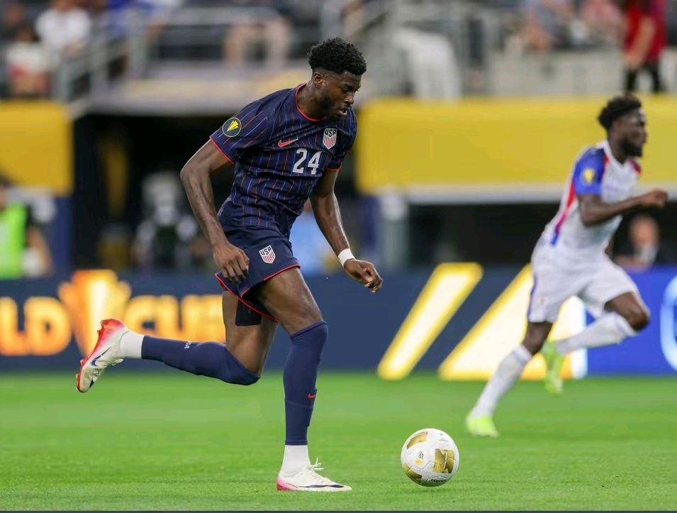 九游体育直播-阿贾克斯惊险获胜，小组出线前景光明