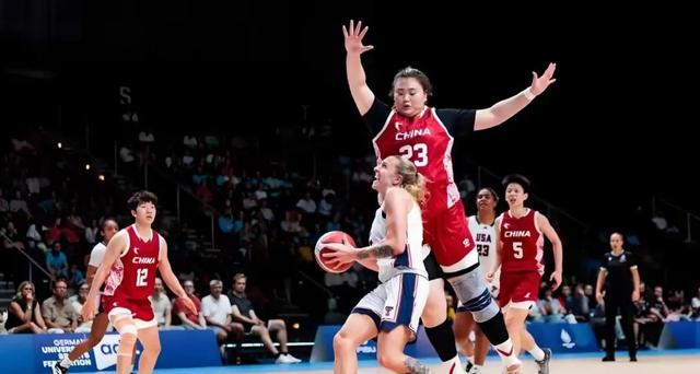 新西兰羽毛球队斩获冠军，赢得掌声