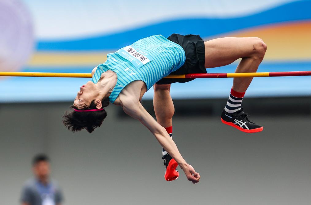 民生共和国跳高选手实力非凡，赢得掌声