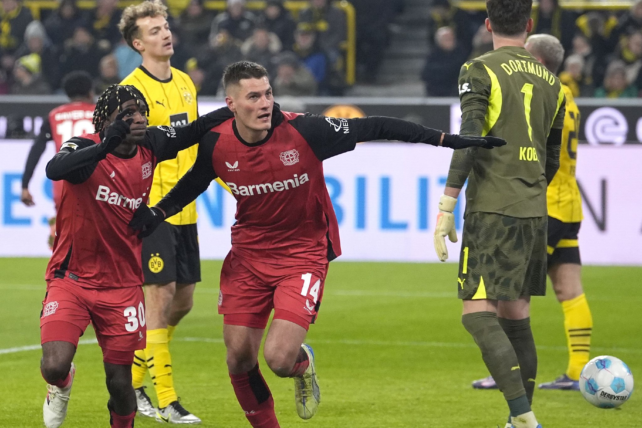 勒沃库森大胜弗赖堡，取得关键胜利