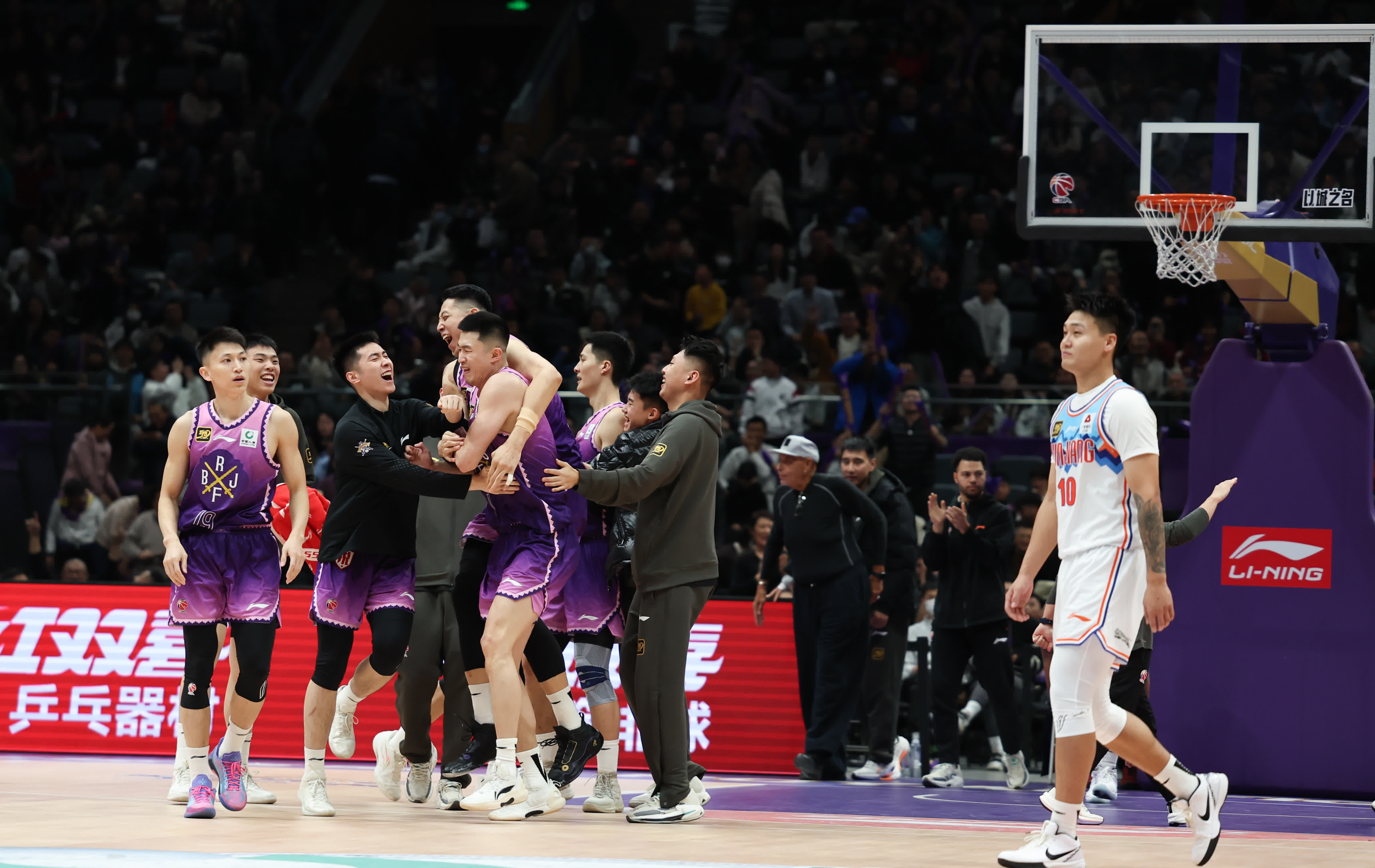 中国篮球联赛再掀热潮,球迷热情高涨的简单介绍 中国篮球联赛再掀热潮,球迷热情高涨的简单介绍