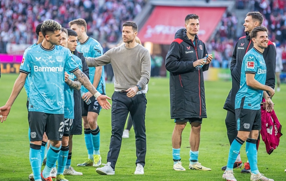 梅赛德斯鏖战阿斯顿马丁，阿隆索带队取胜的简单介绍