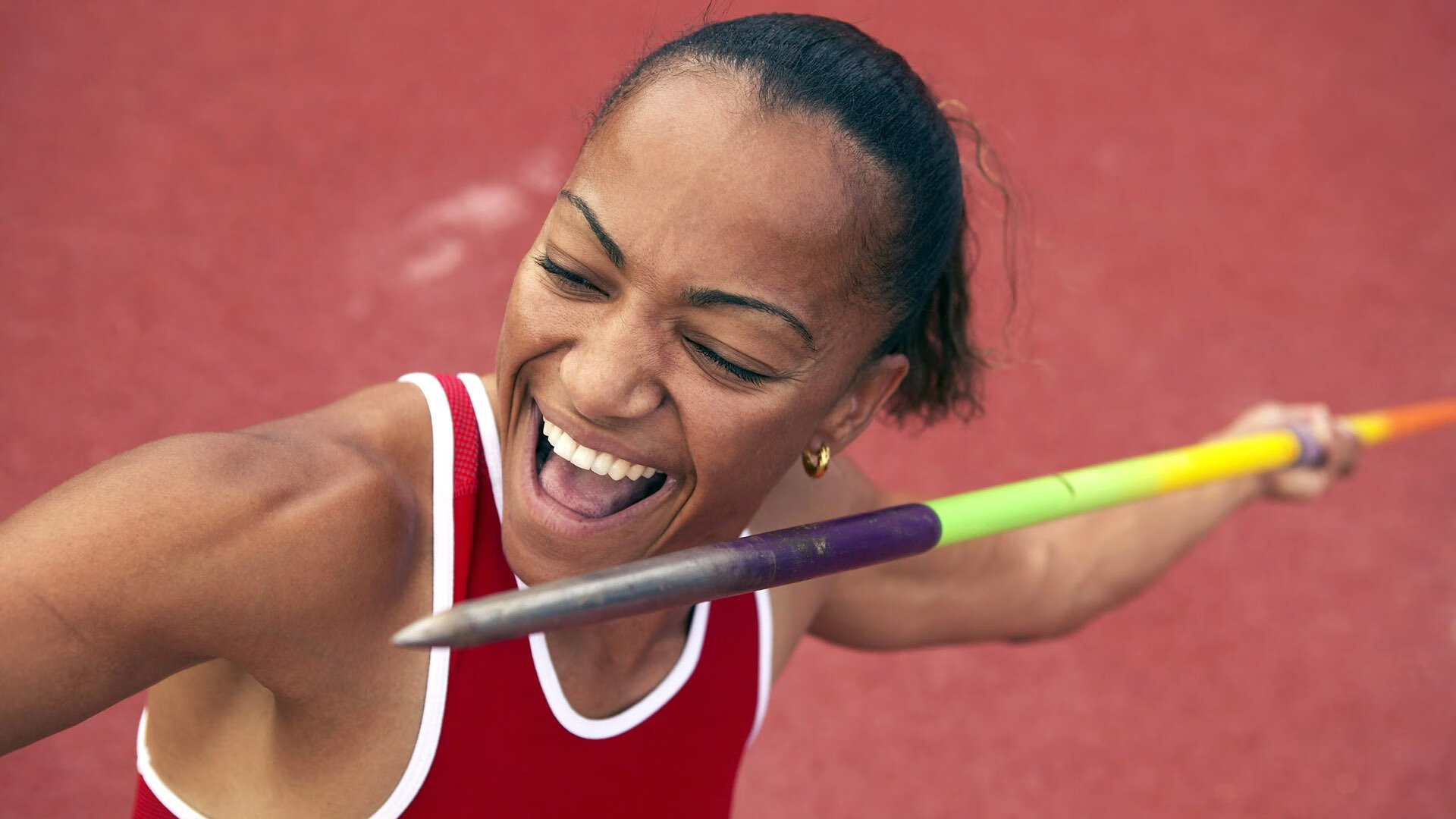 针尖上的舞蹈与孤胆的骑士，当迈凯伦的精密机械横扫哈斯，阿隆索用不合时宜的浪漫惊艳世界